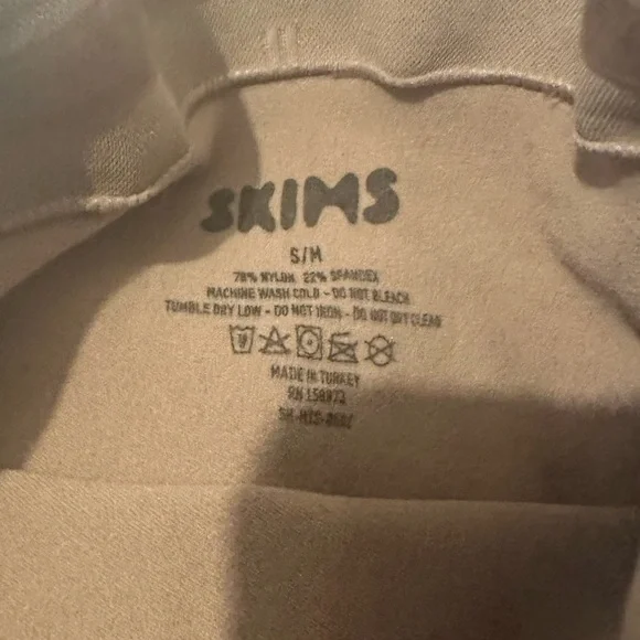 NWOT SKIMS COMPRESSION SHAPE-WEAR SHORTS - Picture 3 of 3